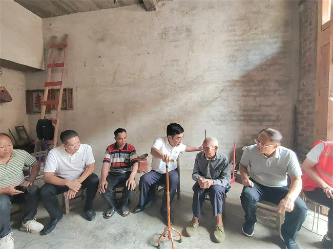 图为走访联系帮扶户现场